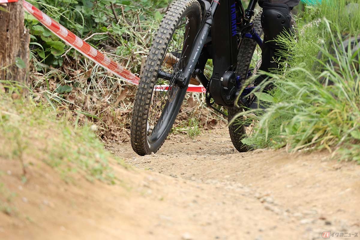 オフロードコース走行未経験者でも、上り下りの急坂や荒れた路面の上などを安心して走ることができた