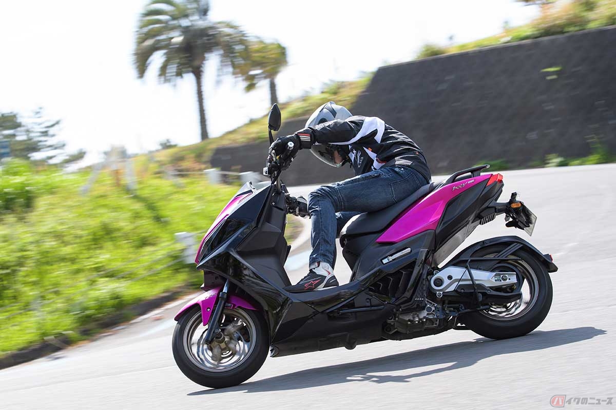 ワインディングロードでの「KRV180TCS」の乗り味は、完全にスポーツバイクの印象