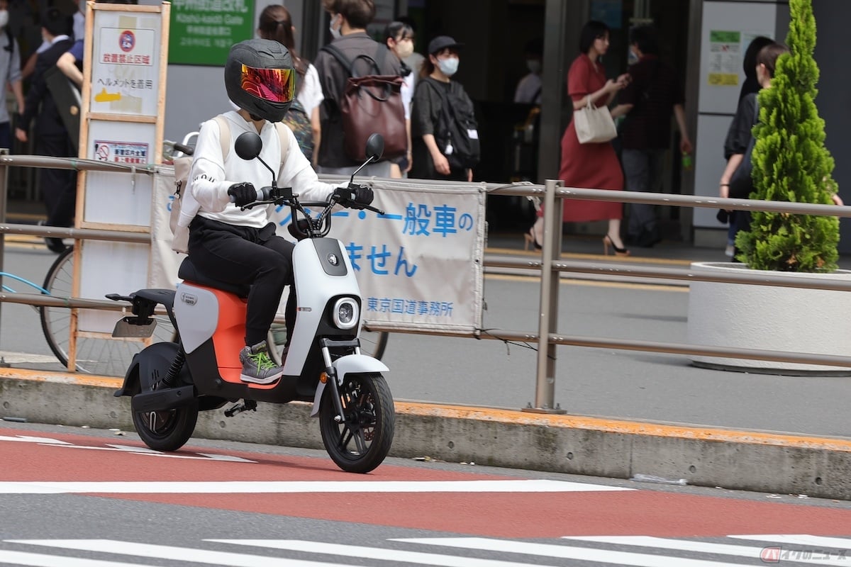 バイクやクルマが横断歩道に接近する場合は横断しようとする歩行者が明らかにいない場合を除き、横断歩道手前で停止・もしくは減速する必要がある
