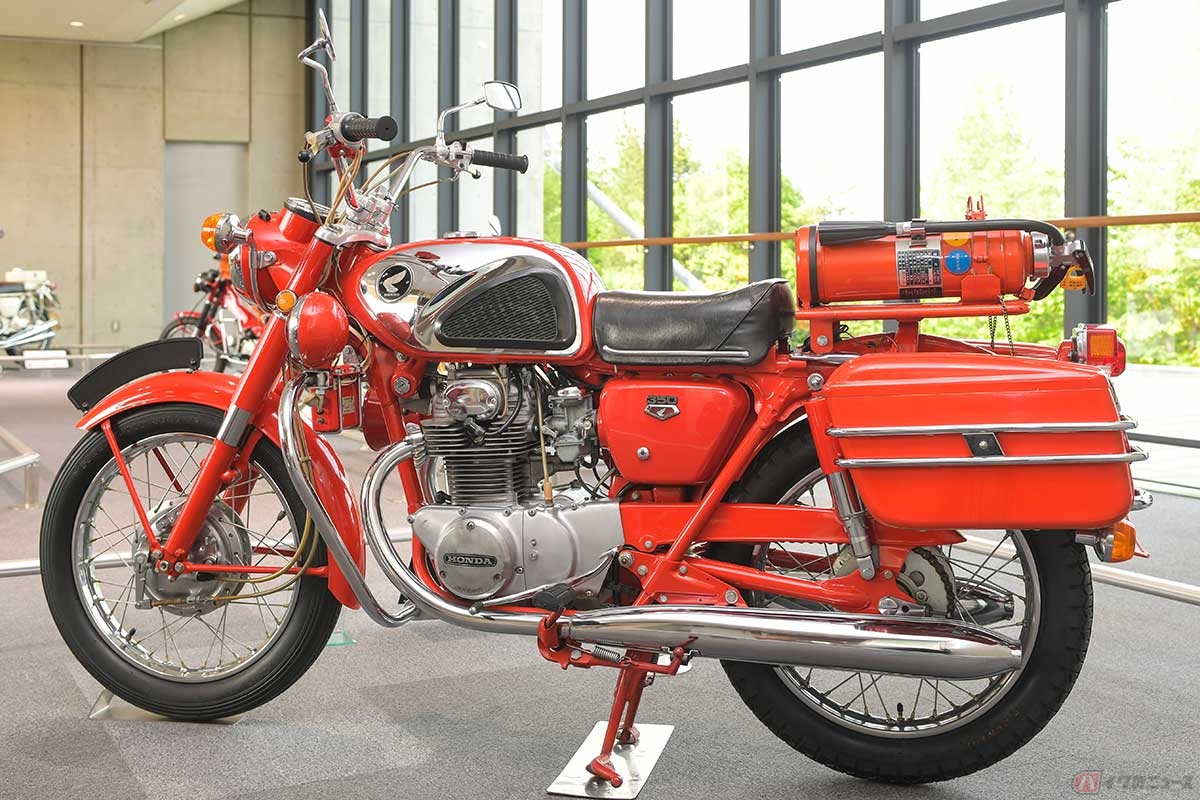 すでに「白バイ」は「ナナハン」の時代だったが、災害現場では取り回しの良い「DREAM CB350」(1968年登場)が採用された