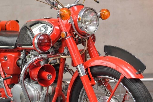 「赤バイ」で火災現場に一番乗り! ホンダ「ドリームCB350FV」は消火器搭載の消防仕様!!