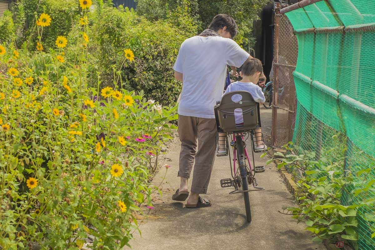 自転車用のチャイルドシート装着で、子供と一緒に移動できる