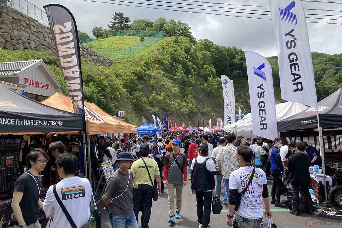 2023年５月27日（土）に滋賀県の奥伊吹モーターランドで開催された『２りんかん祭りWest』はご覧のような盛況ぶり。１デイにして約9000人を動員、来場バイクは6000台を数えたそうです