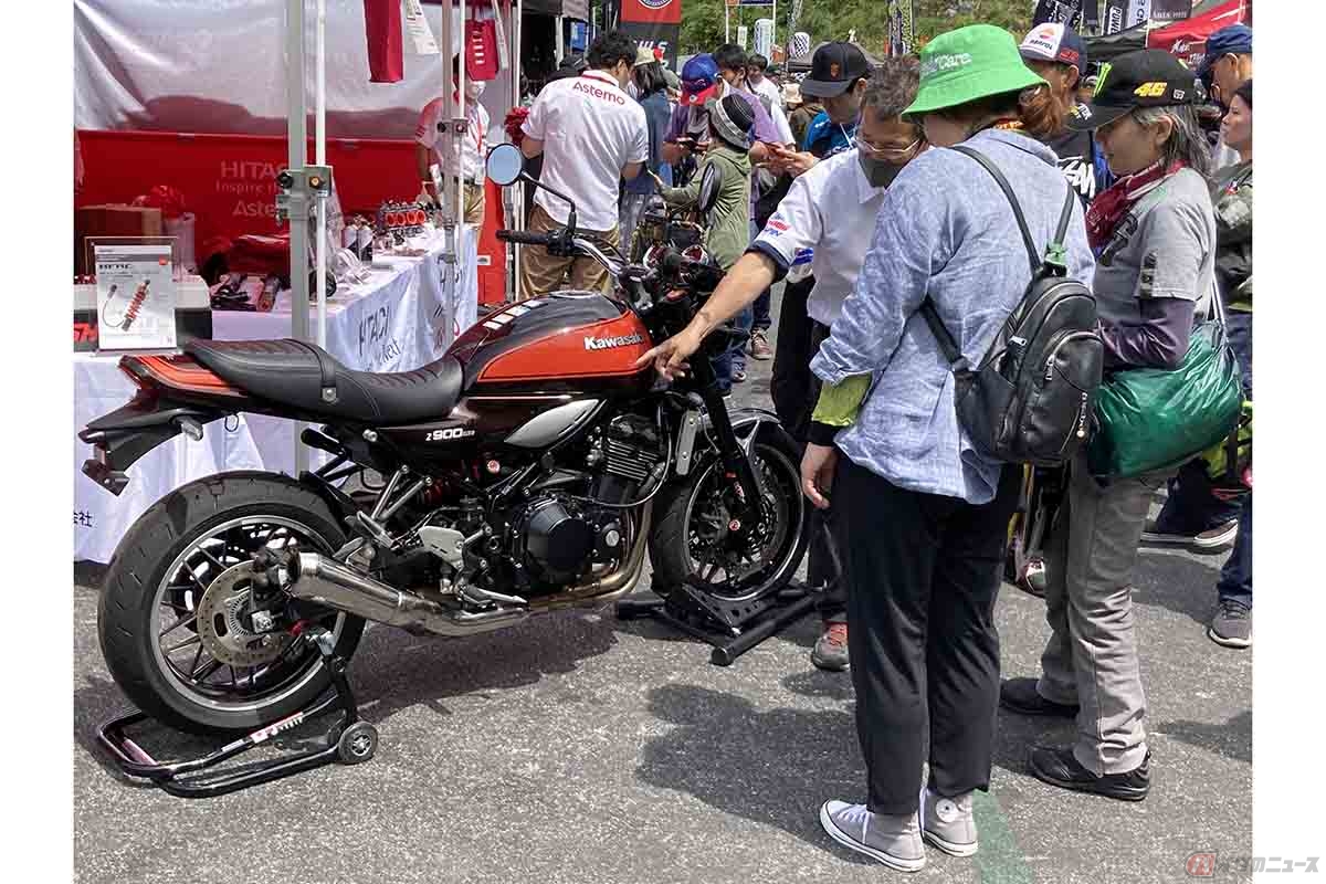 この日の『２りんかん祭りWest』は98件ものメーカーやショップがブースを出展し、この日ならではの特売やデモ車両の展示などで訪れた多くの人を楽しませた様子。展示車両を眺めるだけでも、楽しめることうけあいです