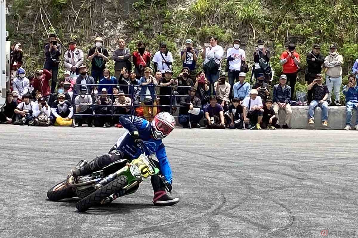 特設会場ではFIM FLAT TRACK世界選手権に参戦するライダー、大森雅俊選手がカワサキKX450とインディアンFTR1200でデモライドショーを披露。世界レベルの超絶テクニックで訪れた観客を楽しませました