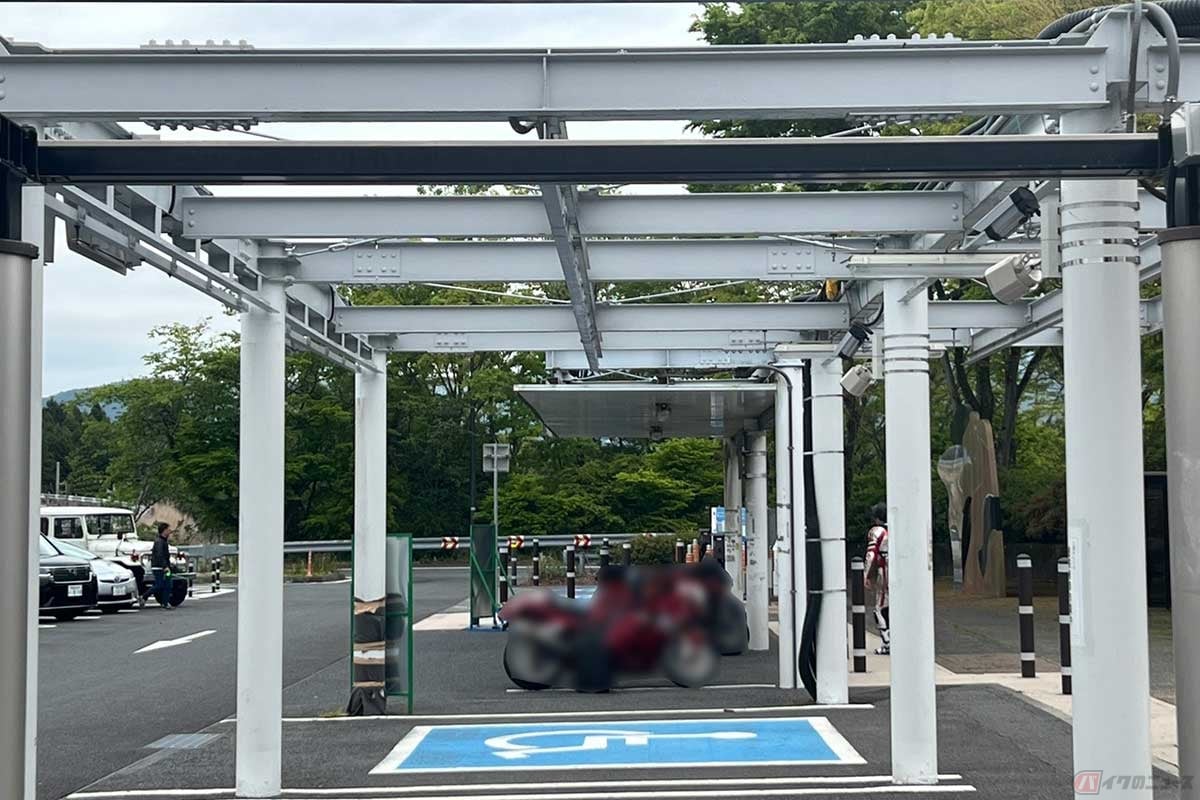 屋根付きの2輪専用駐車スペースが完備されていた