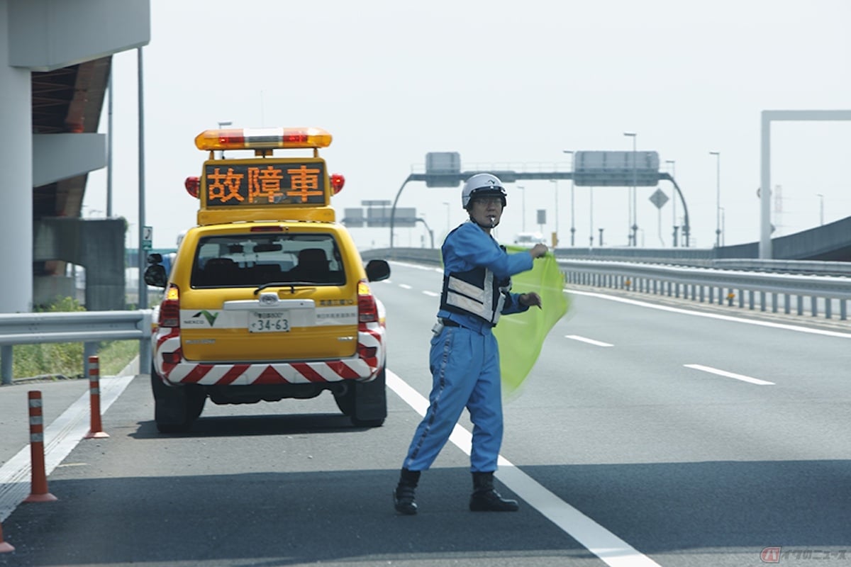 高速道路の路側帯は、パトカーや救急車といった緊急車両のほか、故障車を停車させるなどといった緊急事態に対応する場所