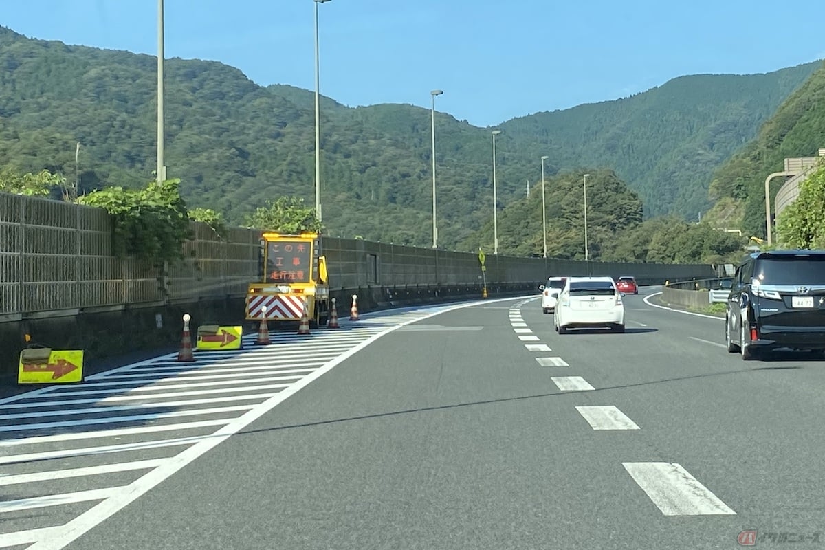 高速道路の路側帯や路肩は緊急事態に対応するための場所として設置されている