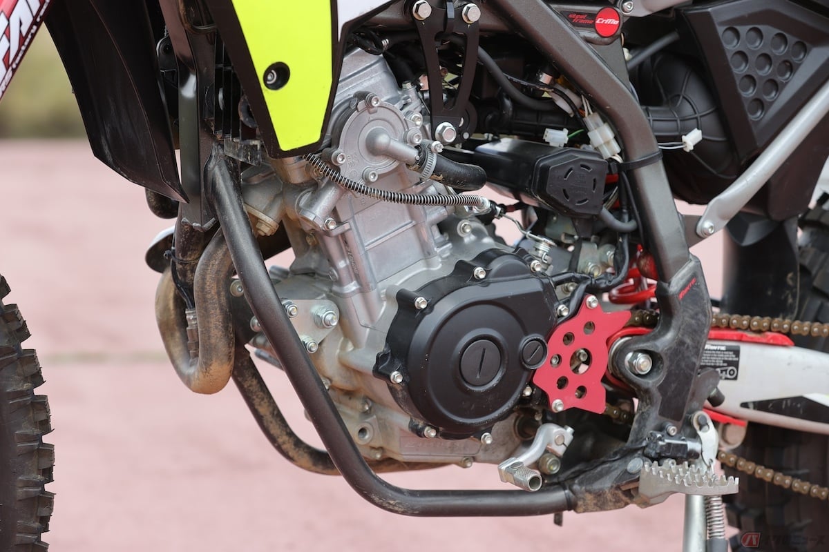 排気量を124.66cc、水冷単気筒エンジンを搭載