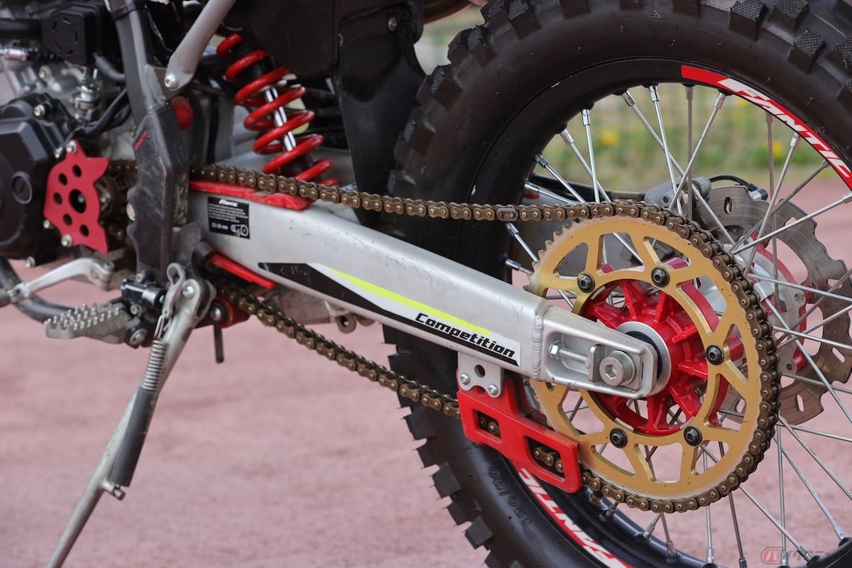 アルミ製のスイングアームや軽量高剛性のリム採用