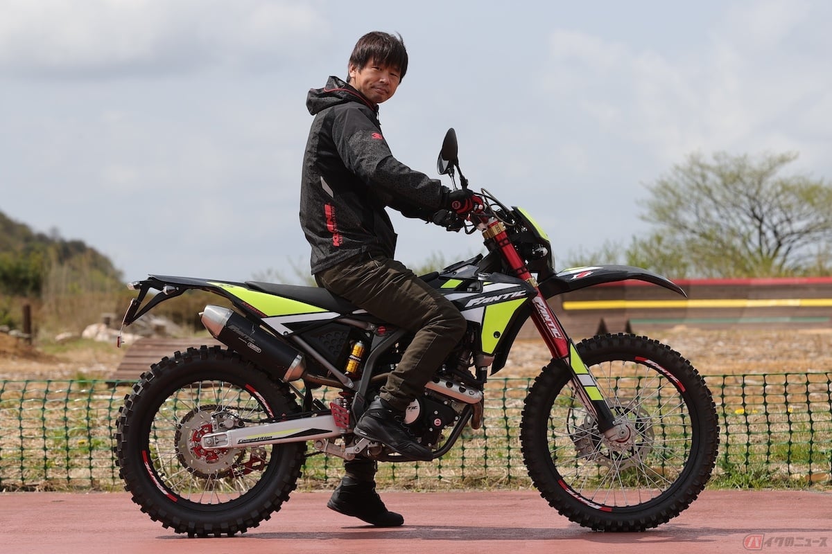 シート高は915mで片足はつま先ですが、車体が軽いので取り回しが苦にならない