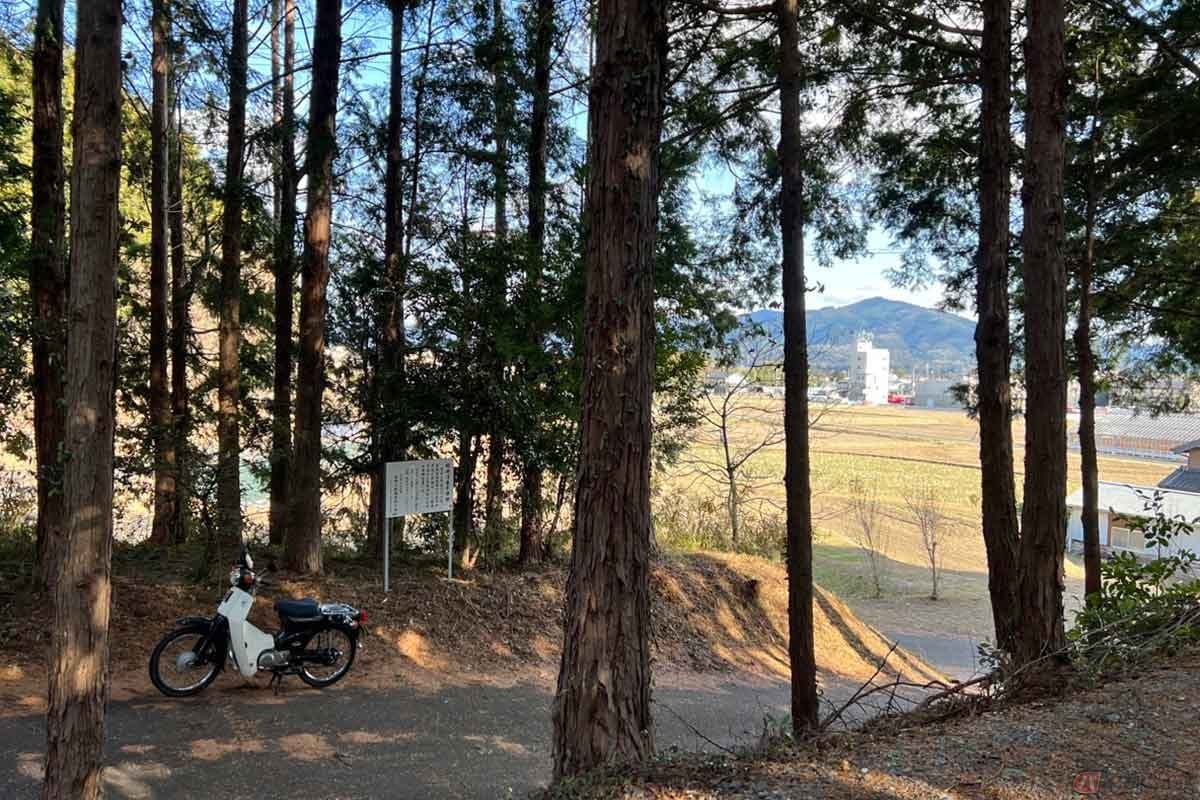 「長篠城」から5km半ほど手前の「極楽寺山」から「平井神社」にかけて本陣を置いた信長。その跡をスーパーカブで訪ねた