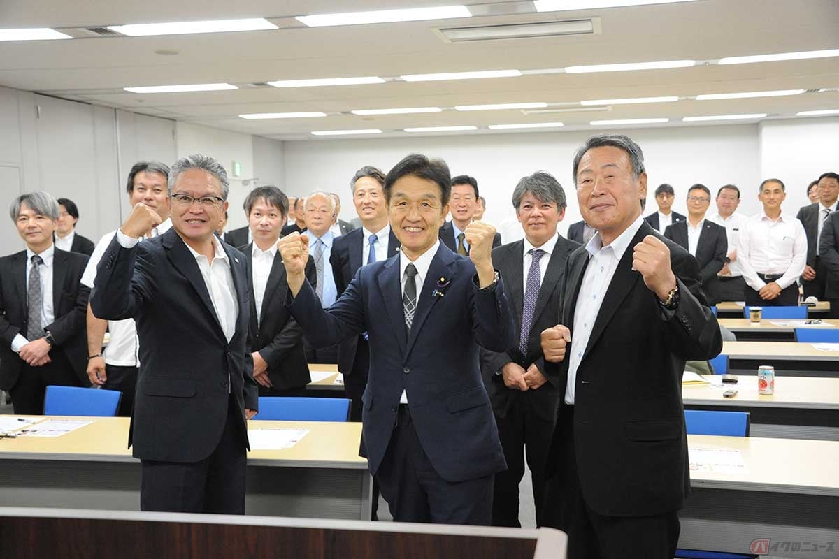 「二輪車業界の明日を考える会」(オートバイ政治連盟主催)でバイク関係者に囲まれる赤池参議院議員(撮影/中島みなみ)