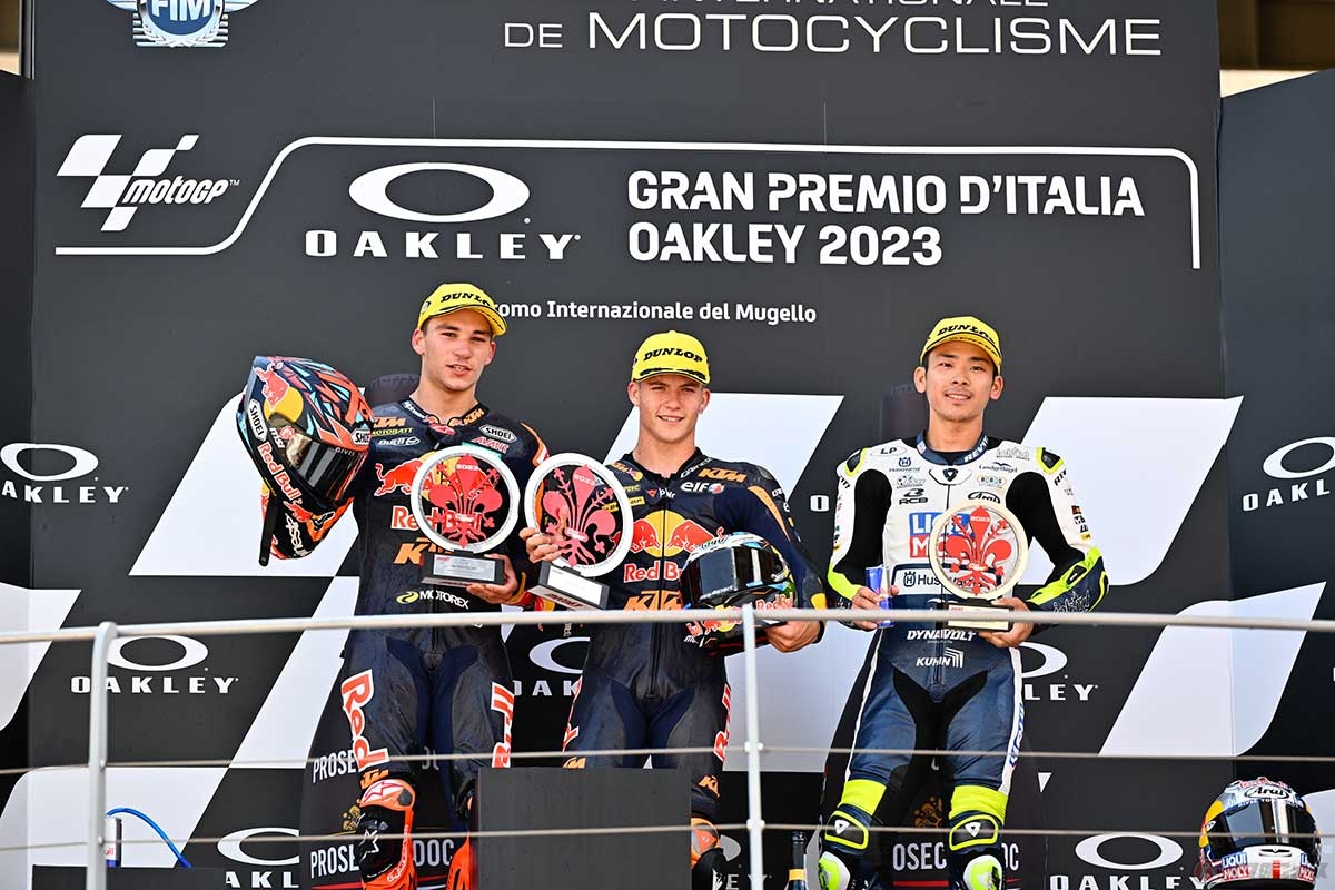 イタリアGPで表彰台を獲得したKTMのライダー2人と佐々木選手（右）