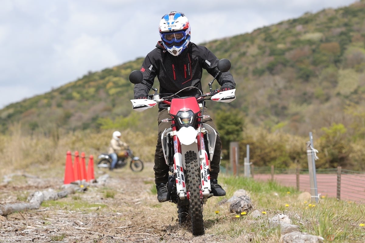 FANTIC『XEF250 Trail』でダート走行を楽しむ筆者(青木タカオ)