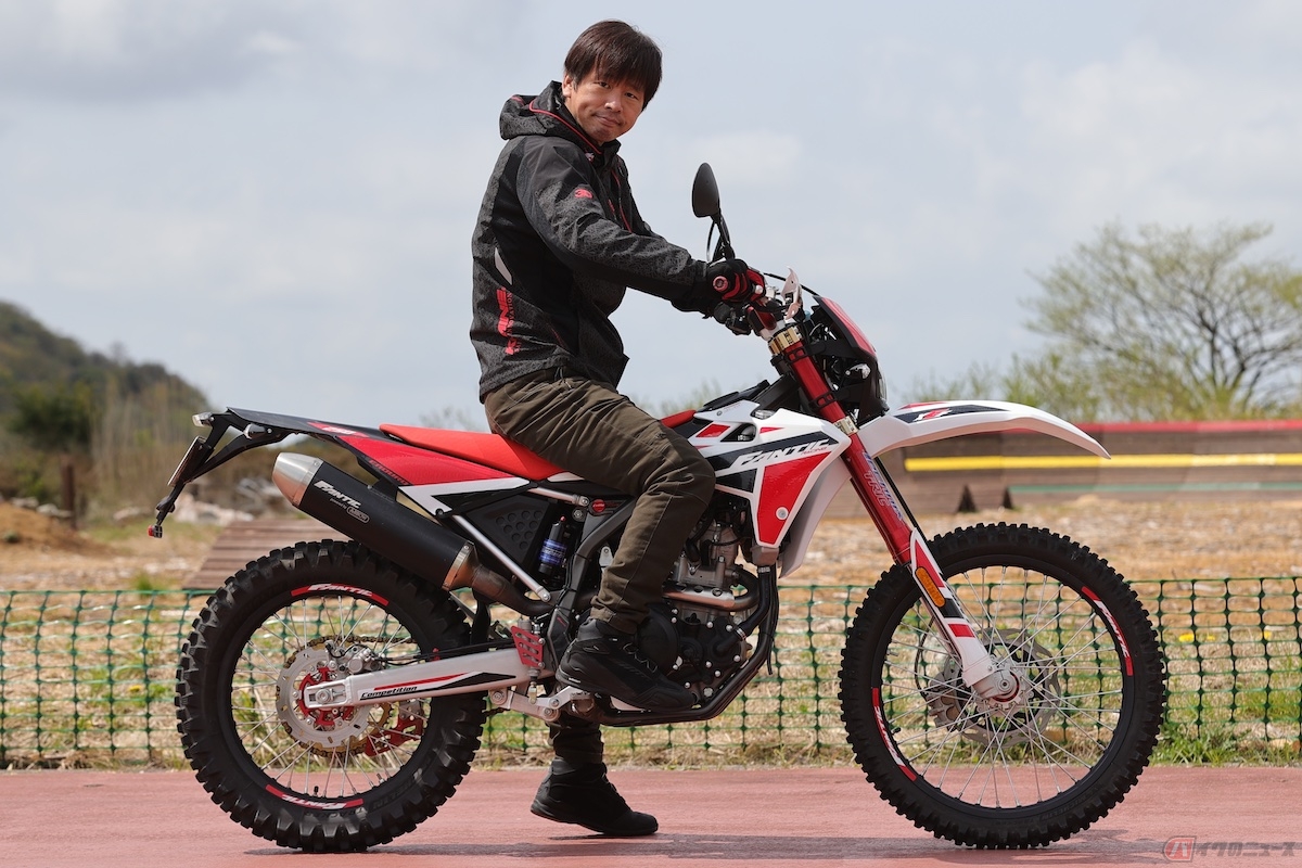 シート高は915mm、身長175cmの筆者(青木タカオ)がまたがると、片足立ちでつま先が届く程度