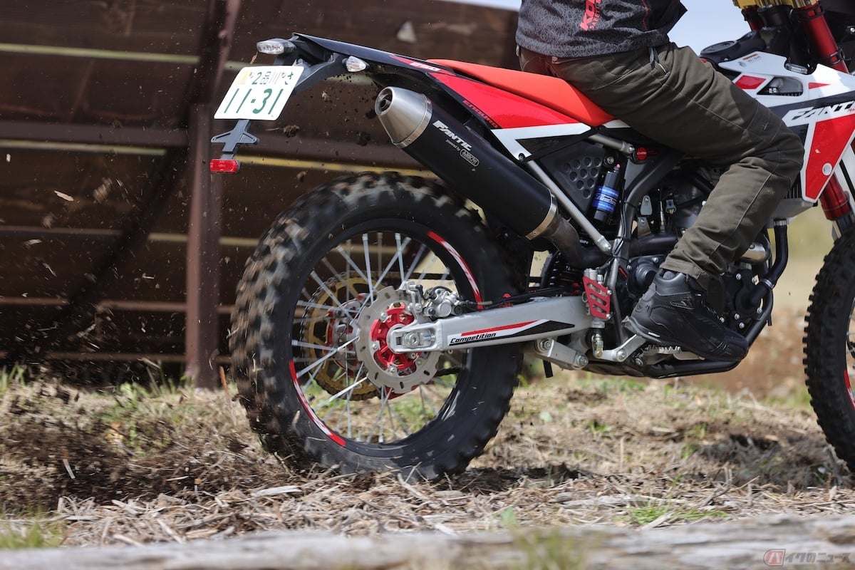 トラクション性能に優れ、ミシュラン「TRACKER」のブロックが噛み込んでの猛ダッシュはコンペティションモデルに匹敵する