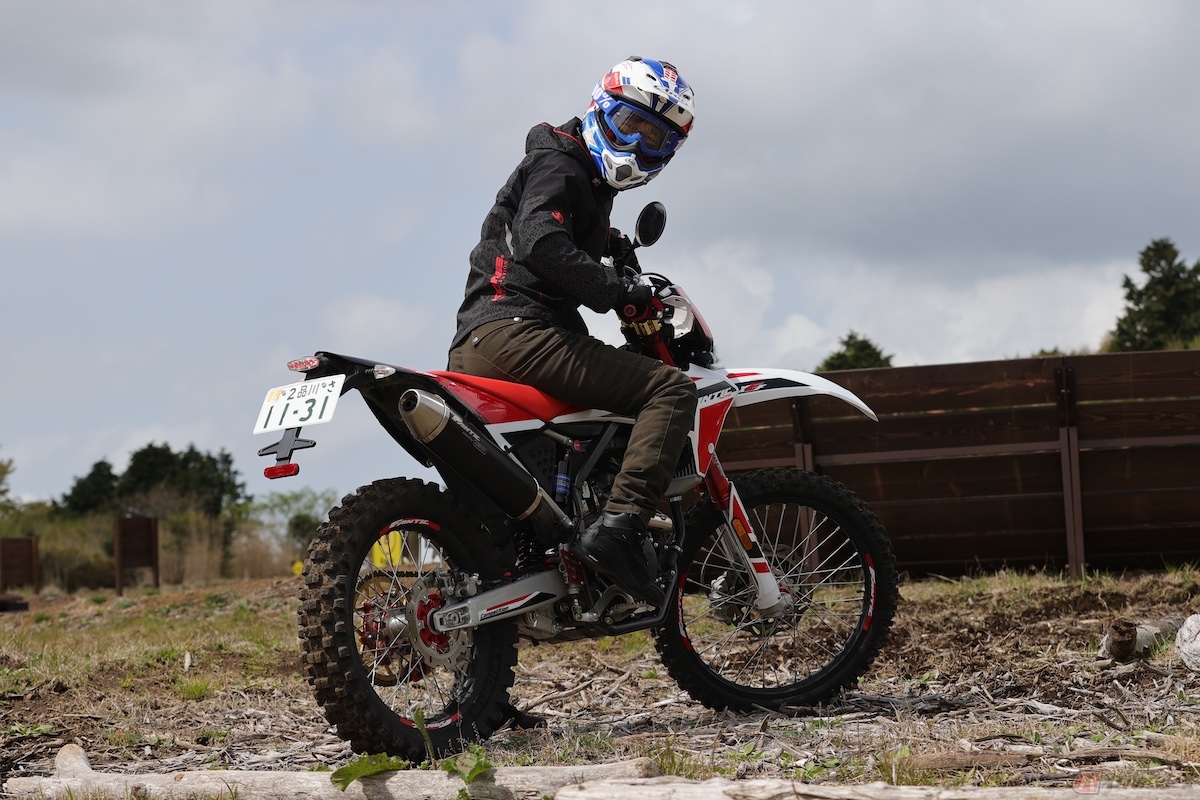 FANTIC『XEF250 Trail』と筆者(青木タカオ)