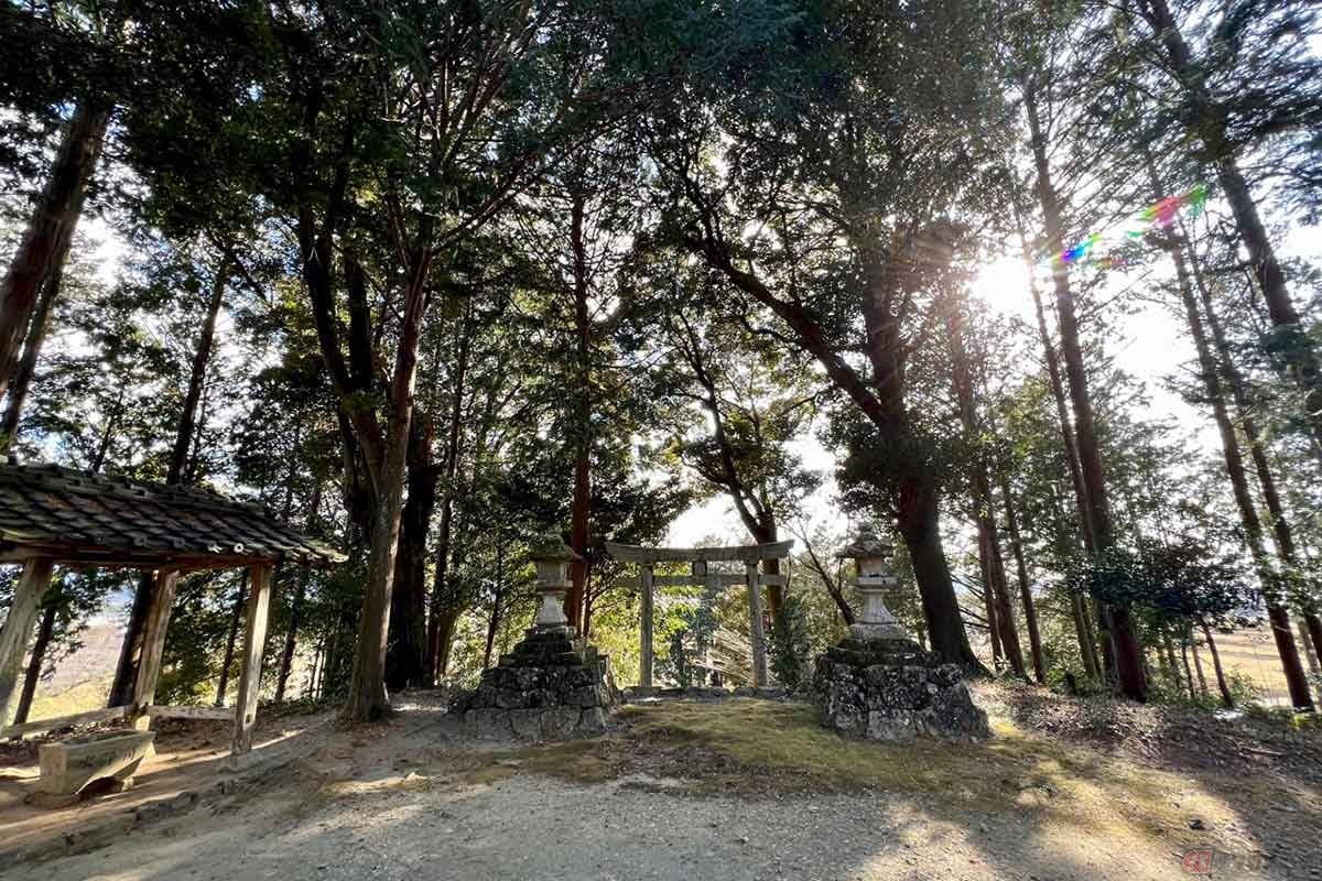 階段を上り「野辺神社」の鳥居をくぐると社殿があった。振り返れば、山の上から見下ろす陣地であったことが想像できる