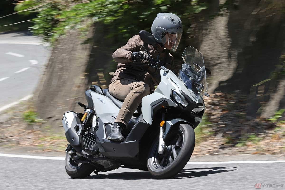 ホンダ「ADV160」(2023年型)に試乗する筆者(松井勉)