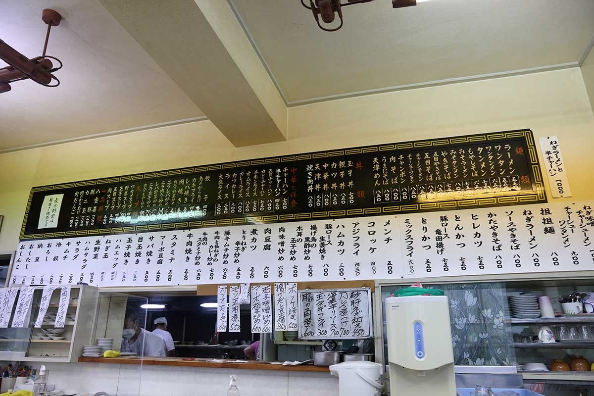 店内の壁に所狭しと貼られている「よしの食堂」のメニュー。種類が多くどれも美味しそう