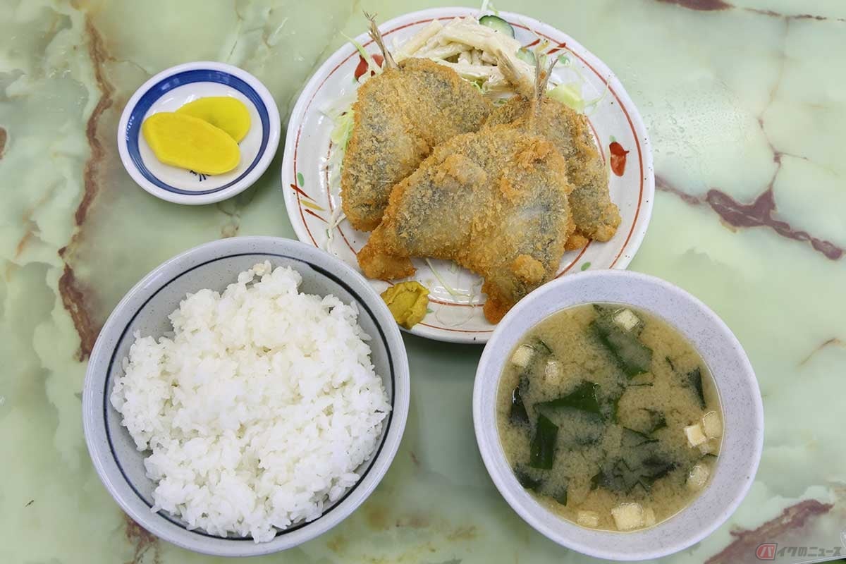 「よしの食堂」の「アジフライ」を定食セットでいただく