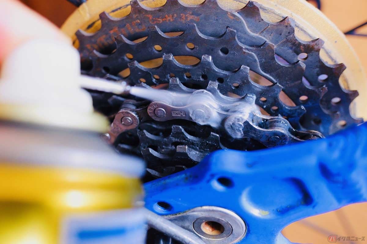 チェーンのメンテナンスは、必ず汚れを落としてから注油する。潤滑油はチェーン以外の箇所に付着しないよう注意