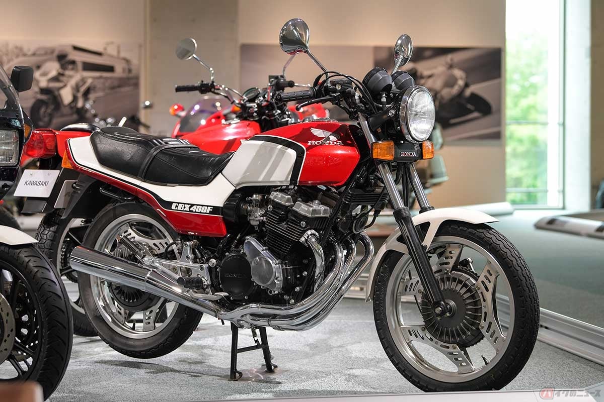 新設計の空冷並列4気筒DOHC16バルブエンジンを搭載し、1981年に発売され大ヒット作となったホンダ「CBX400F」