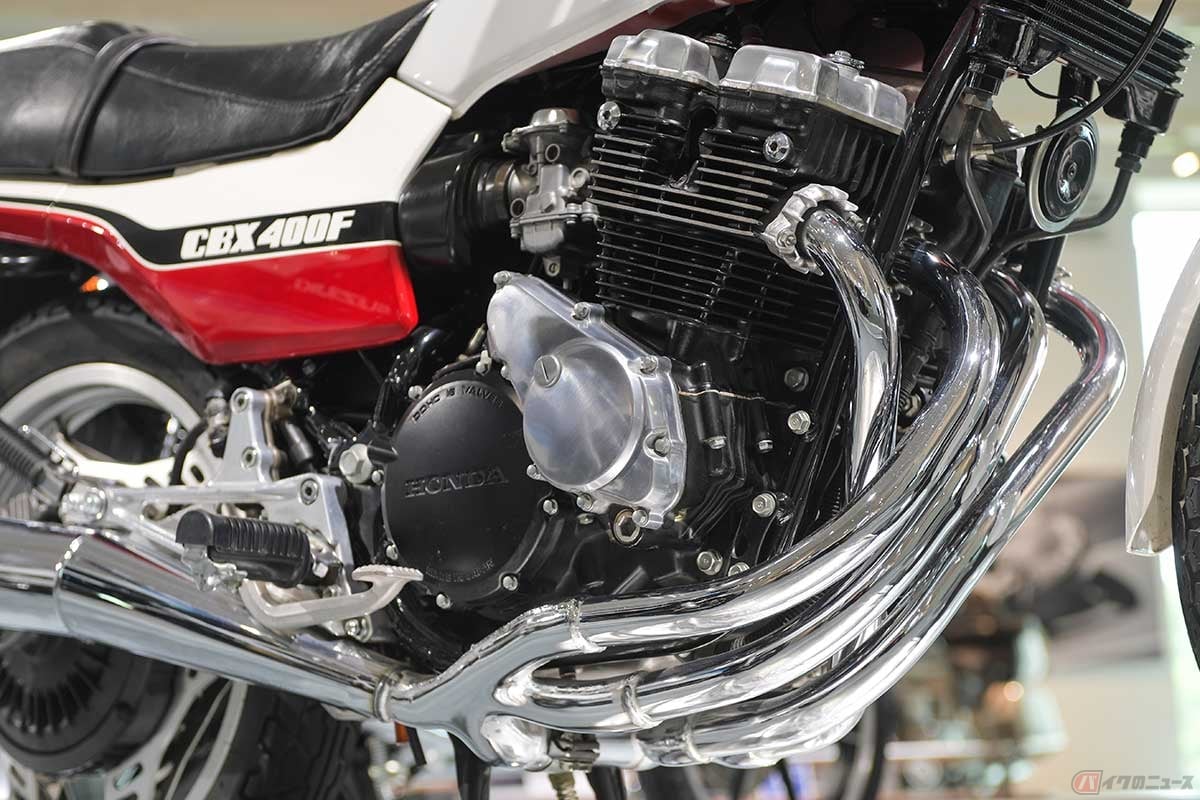 「CBX400F」の象徴とも言える「X」のシェイプを形成する4 into 2エキゾーストパイプ