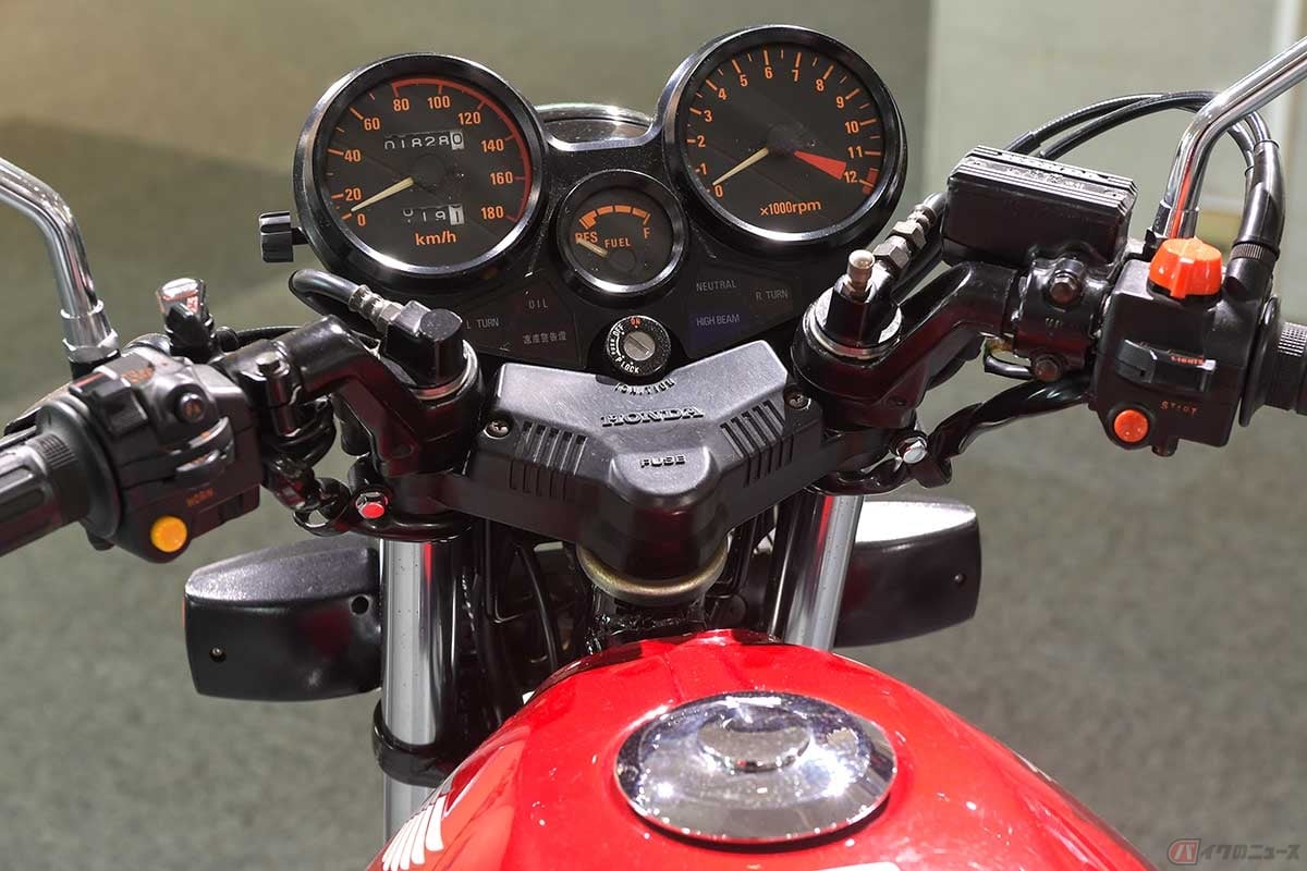 750クラスなど上級車種と同じ意匠のメーターまわり。400クラスの高級車でもあった