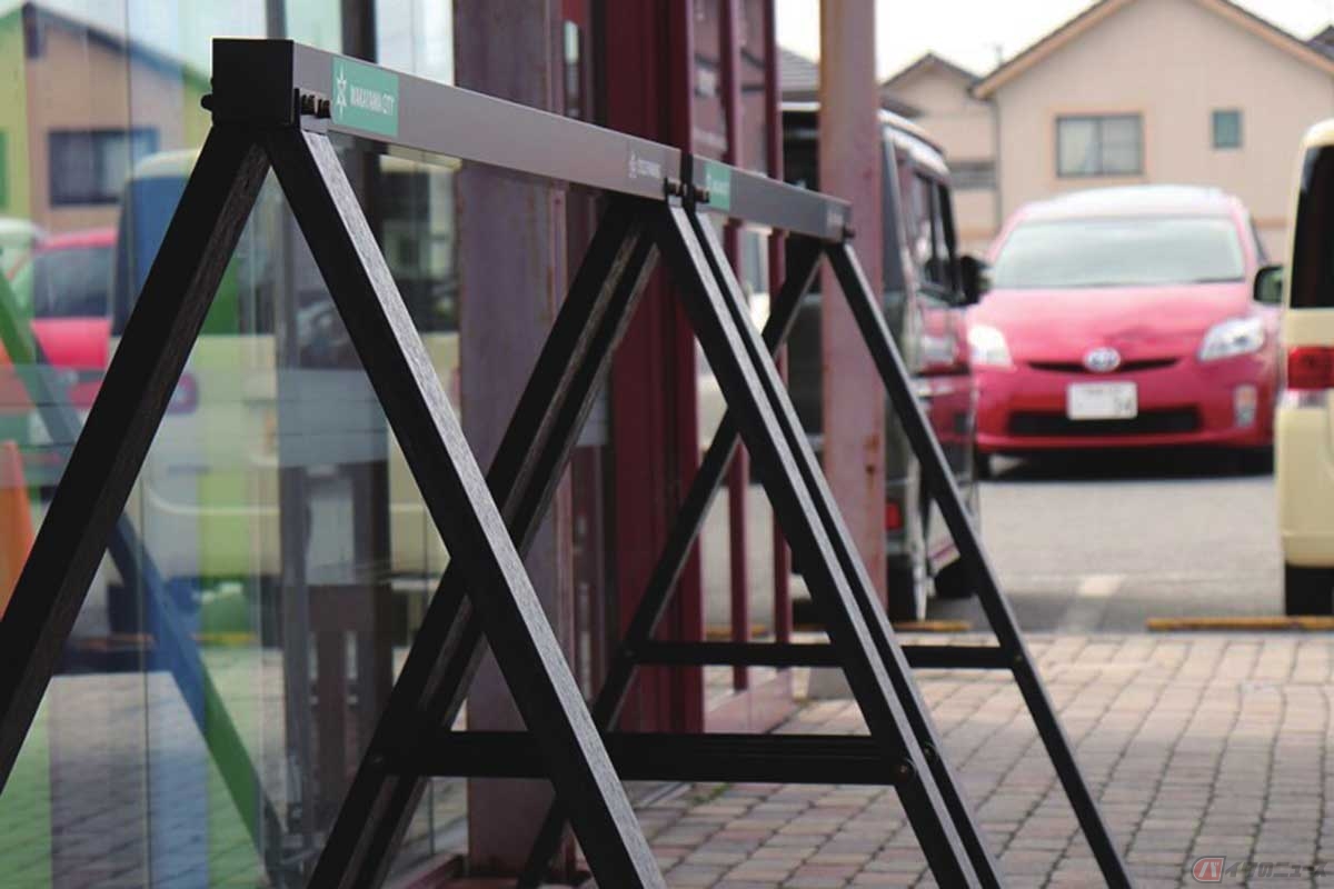 再生樹脂を使用した土台（A形の脚部分）は木材のような落ち着きのある風合い