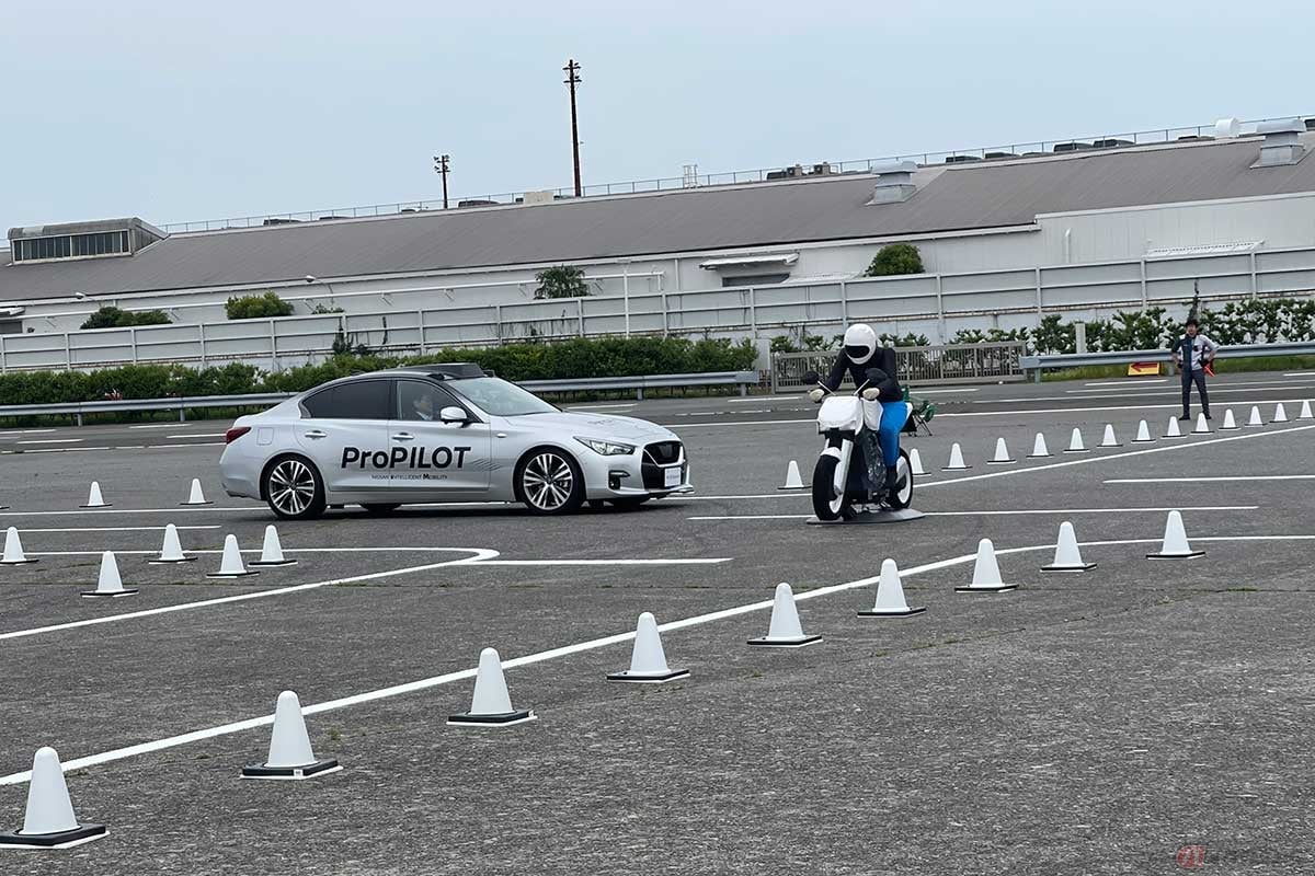日産は「次世代LiDAR(ライダー)」を用いた運転支援技術を搭載した試作車が、高度なセンシングと判断能力でバイクとの衝突を自動的に回避するデモンストレーションを公開した