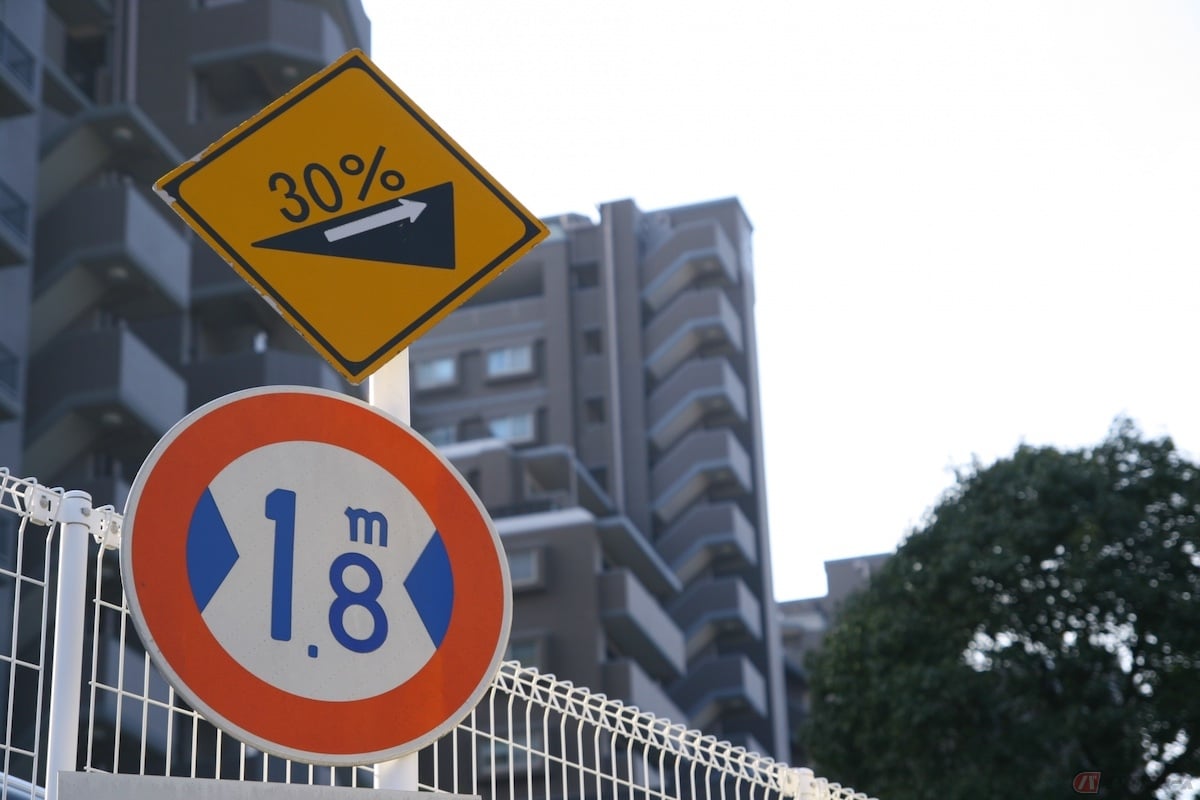 道路の急勾配を示すのが「10%」などの数字で表した警戒標識