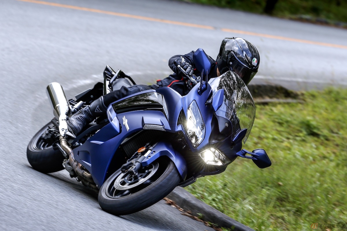 「R」の数字が小さくなればなるほどカーブがきつくなるため、手前でスピードを落とすなど運転に注意が必要
