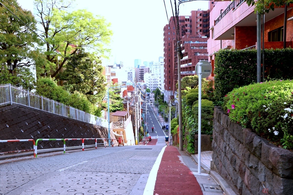 都内屈指の勾配を誇るのが、豊島区にある「のぞき坂」(別名・胸突坂)