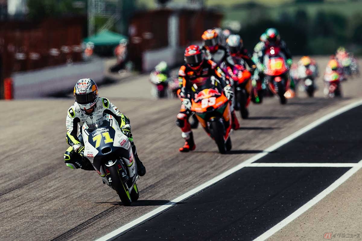レース中盤、デニス・オンジュ選手（#53／KTM）が佐々木選手（#71）に迫った