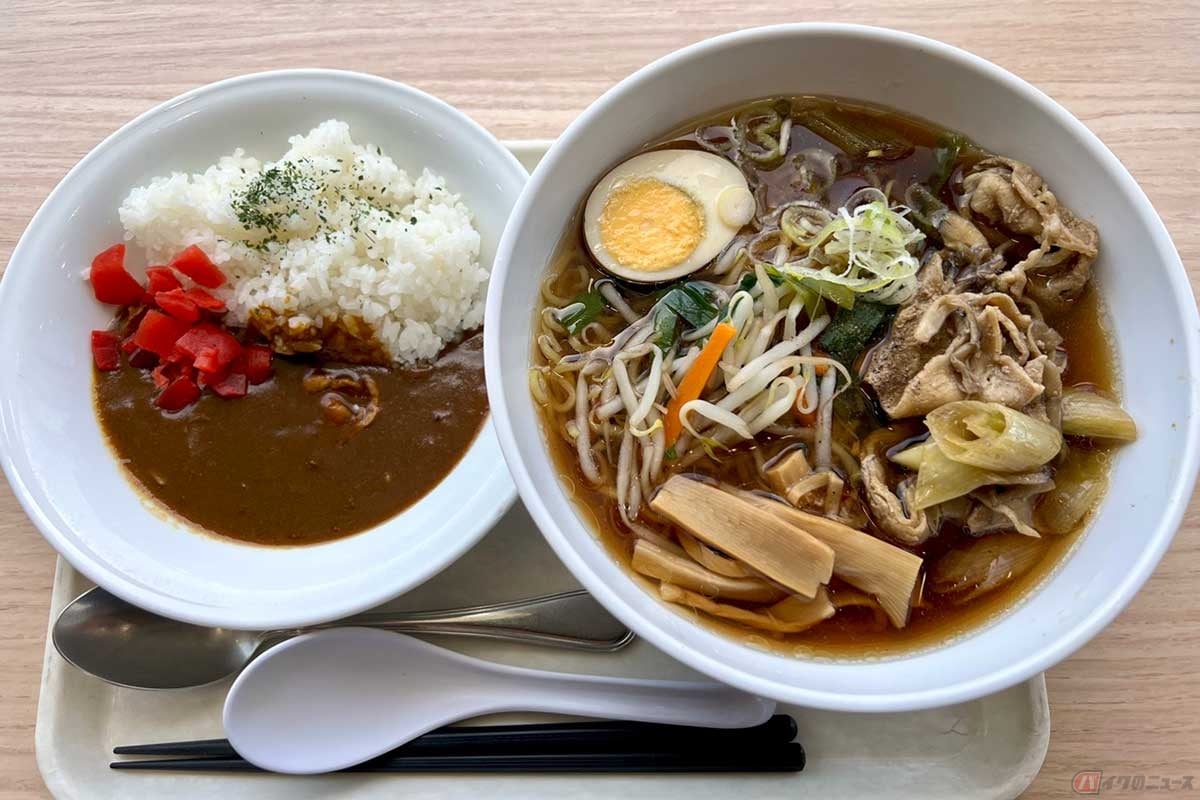 首都高速「代々木PA」(上り線のみ)で、ミニカレーがセットの「肉野菜ラーメンセット」(1130円)を実食。具沢山のラーメンだった