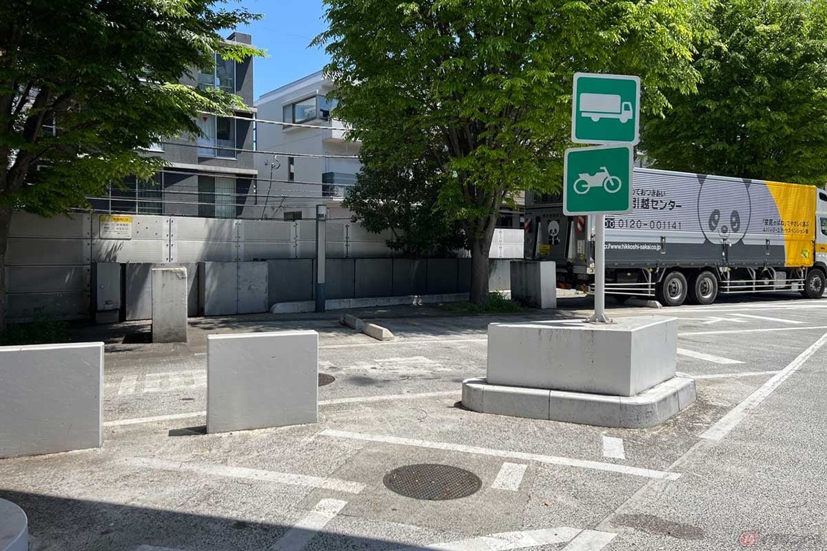 屋根も無く狭いものの、2輪専用の駐車スペースは確保されている