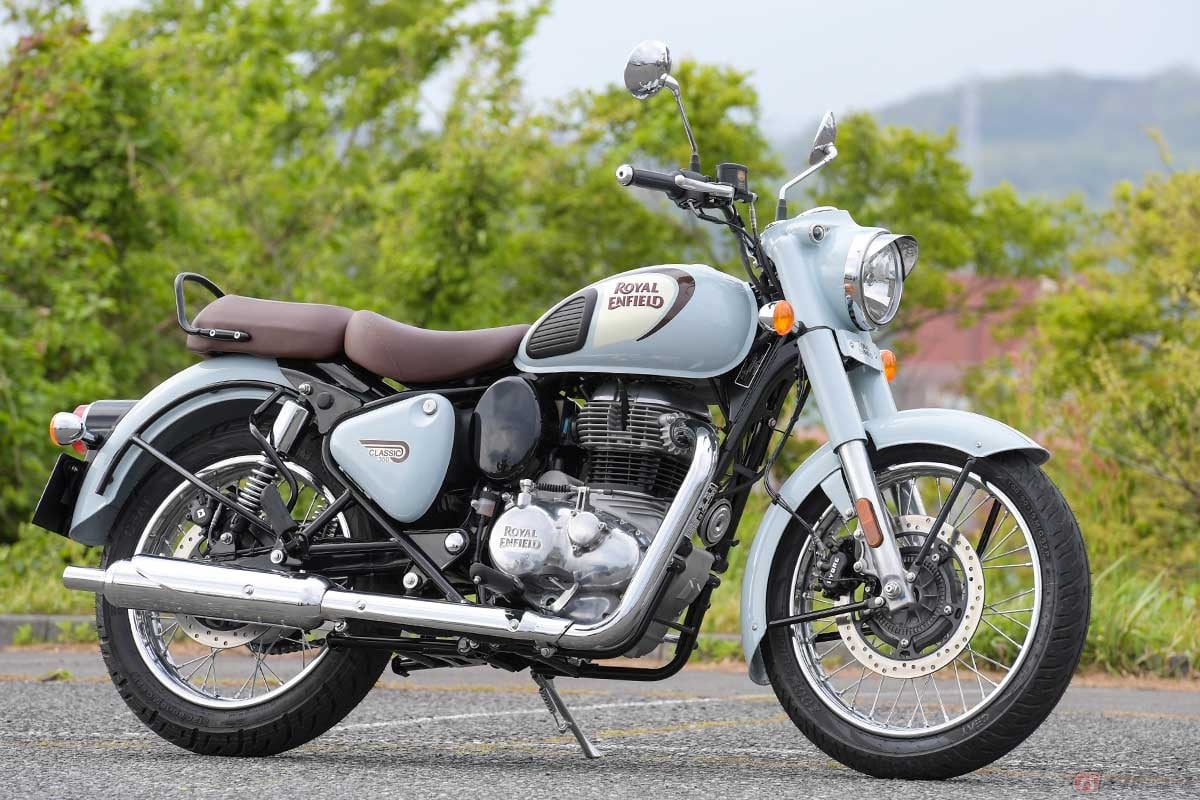 スチールフレームに空冷単気筒エンジンを搭載する、ロイヤルエンフィールド「CLASSIC 350」(2022年型)