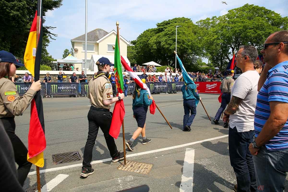 参戦選手の国旗を掲げるためにスタート地点に移動するスカウトの少年少女たち。昨年からグランドスタンド前の「スコアボード」が廃止されたため、スカウトが活動する場はスタート時と表彰式の国旗掲示だけとなった(写真/小林ゆき)