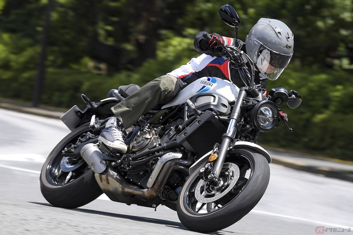 ニーグリップは、ガソリンタンクを押さえるようにひざを使うことで上半身がリラックスした状態になり、安定したライディングを可能とする