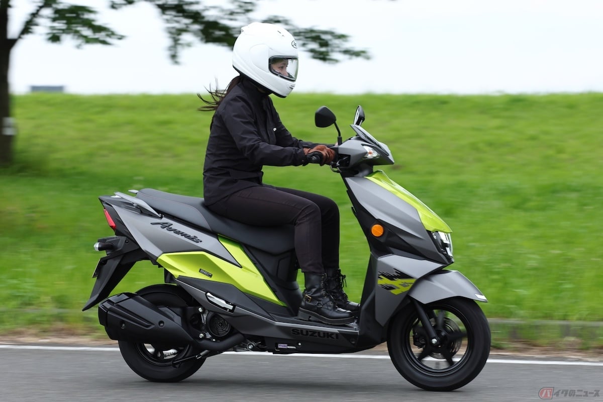 クーターでニーグリップと同じような効果を得るには、足を閉じてステップボードに体重を乗せてしっかり踏みつける