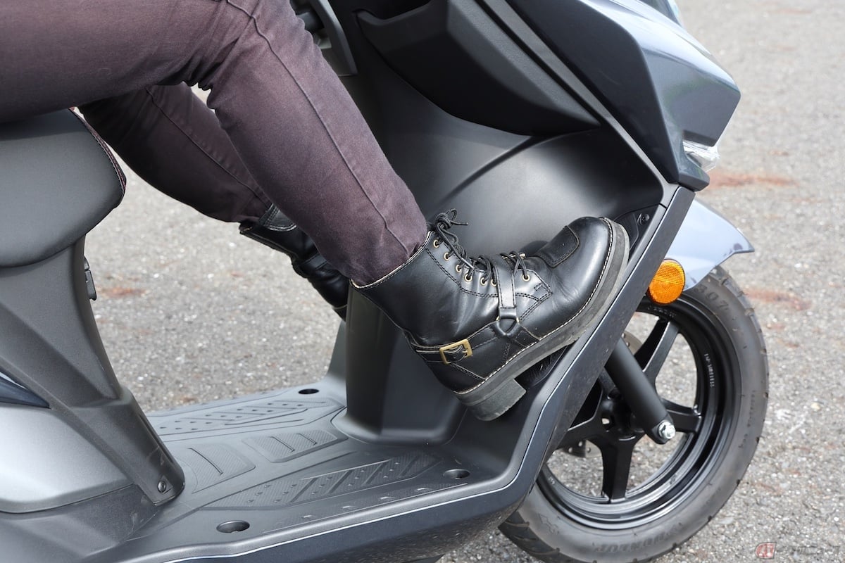 ステップボードのスペースを利用して両足を前に投げ出した姿勢で乗るとうまく体重移動ができない場合がある