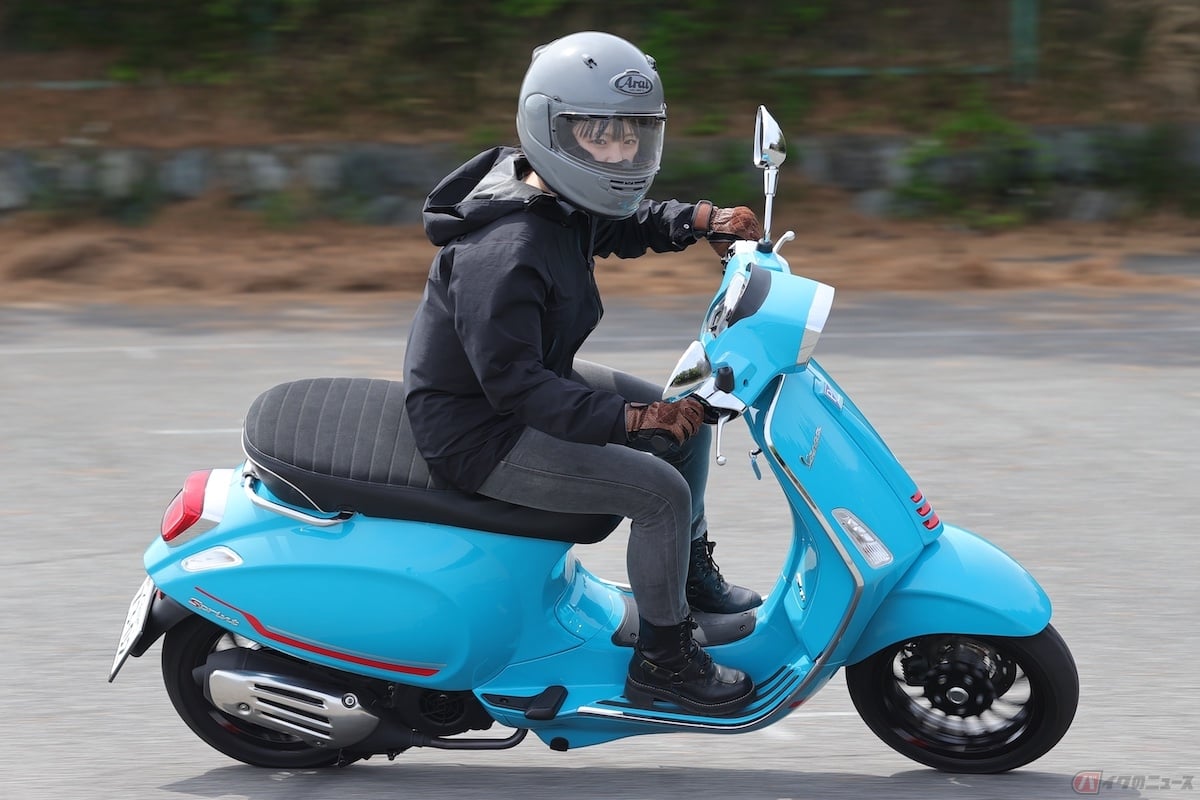 車種によってはシートの前の方が盛り上がっているので、そこを両脚で掴むようにするとニーグリップと似たような効果を得られる