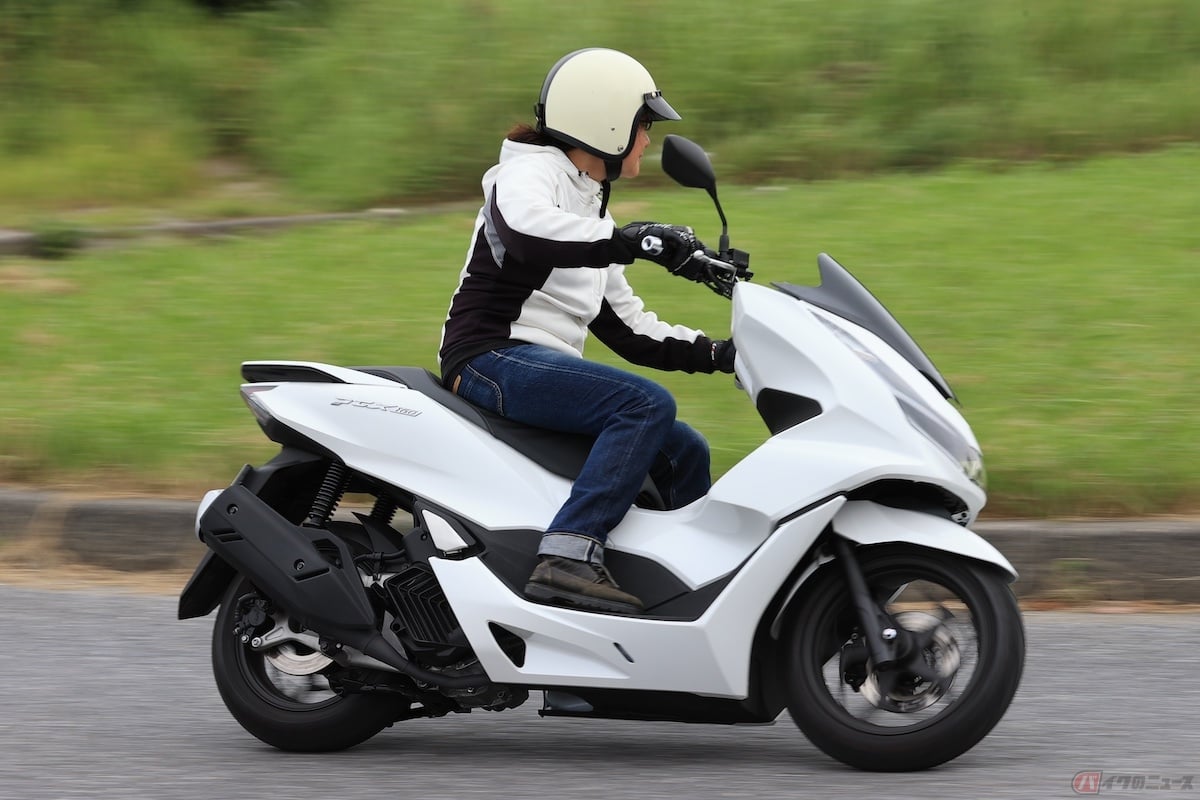 センタートンネルがあるスクーターは、くるぶしを押しあてることで、ニーグリップと同じような効果が得られる