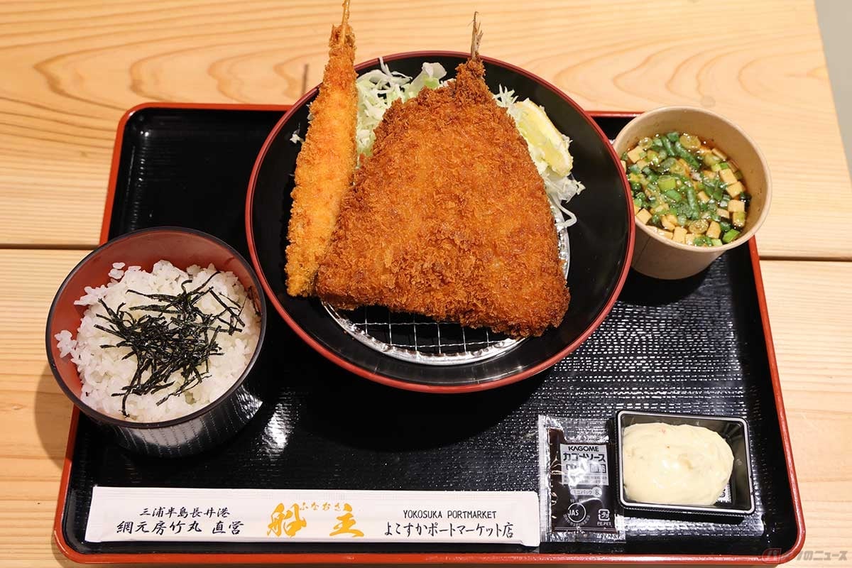 「船主(ふなおさ)」の「特大あじフライ定食」は、大きく厚いアジフライとソフトシェルシュリンプのエビフライのコンビ