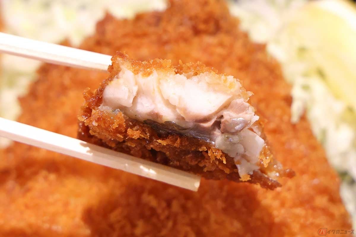 「特大あじフライ定食」は、その名の通りホントに特大。厚みもあって食べ応えアリ!
