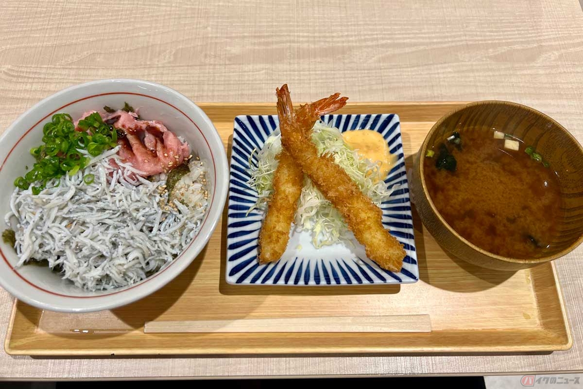 新東名「NEOPASA岡崎」の「漁師食堂三河丸」でオーダーした「しらすたたき丼と海老フライ」(1290円)は、横長の盆に器が横一列に並べられている。左から、しらすたたき丼、海老フライ、みそ汁