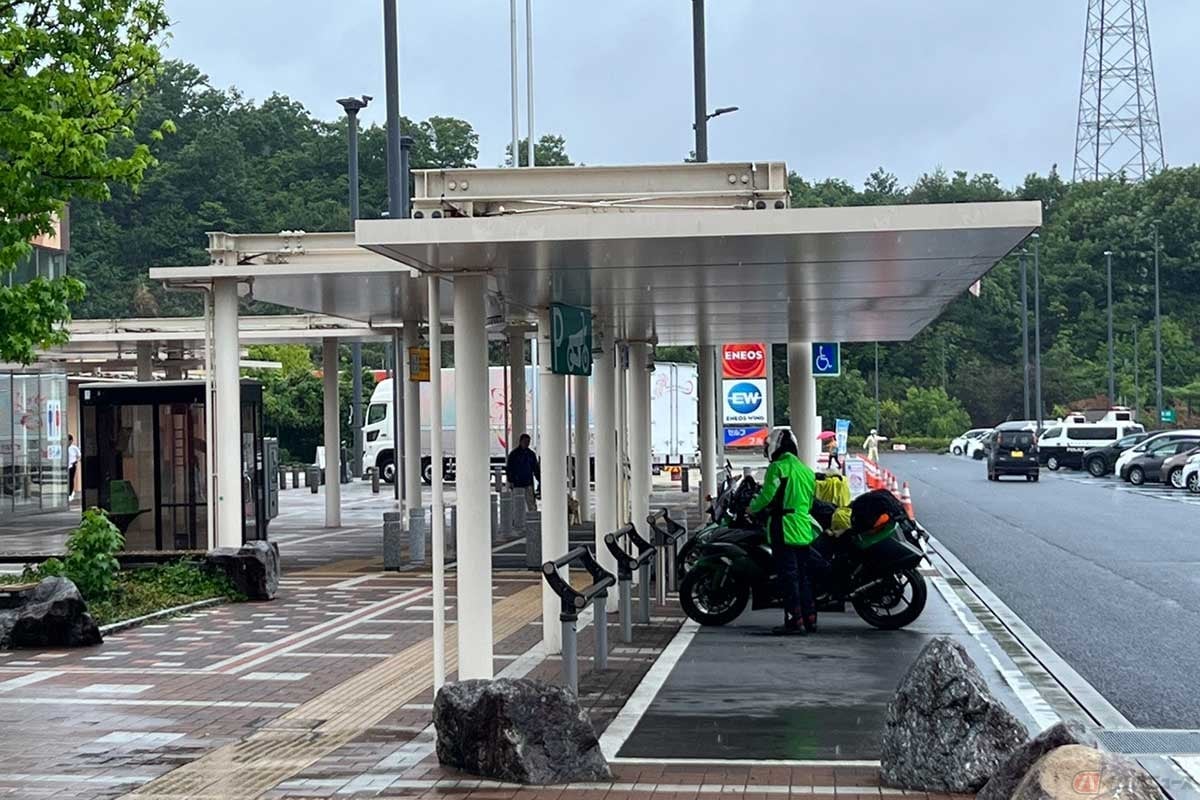 大きめの2輪駐輪スペースは屋根付き。ありがたい