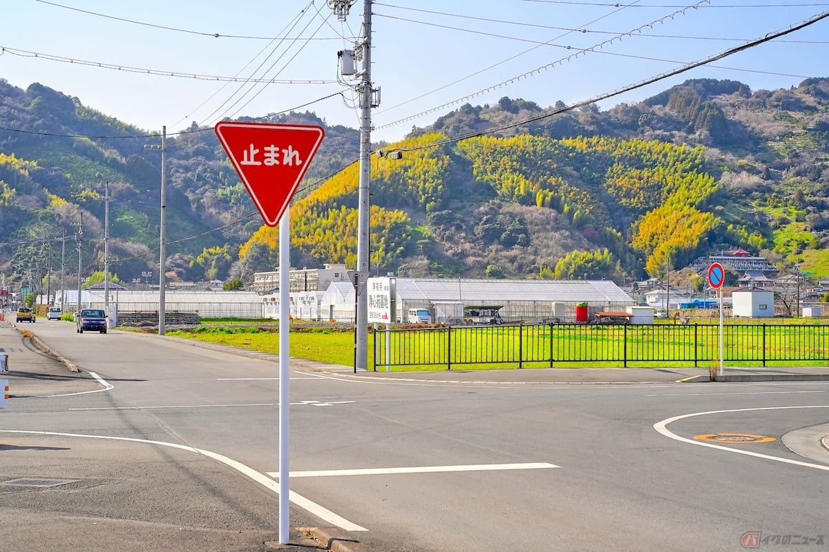 優先道路の標識がある道路や、中央線が交差点内にある道路は優先道路になる